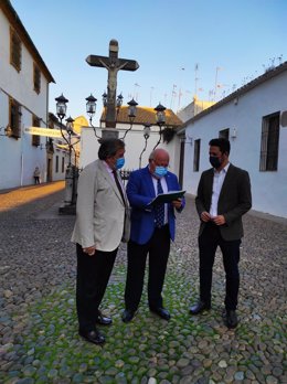 El consejero de Salud y Familias de la Junta de Andalucía, Jesús Aguirre, con representantes de la Junta y el SAS.