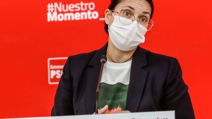 La secretaria de Organización del PSOE de Extremadura, Marisol Mateos, en rueda de prensa.