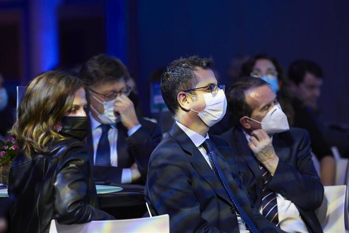 El ministro de la Presidencia, Félix López Bolaños (2d), durante el acto de presentación del nuevo diario 'El Periódico de España' en el Hotel Riu Plaza de España, a 11 de octubre de 2021, en Madrid, (España).  