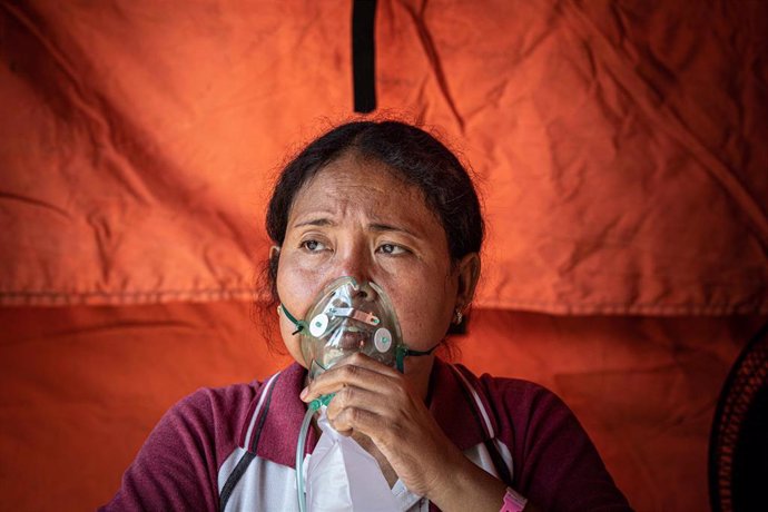 Archivo - Una mujer es atendida en un hospital de Indonesia tras sufrir COVID-19.