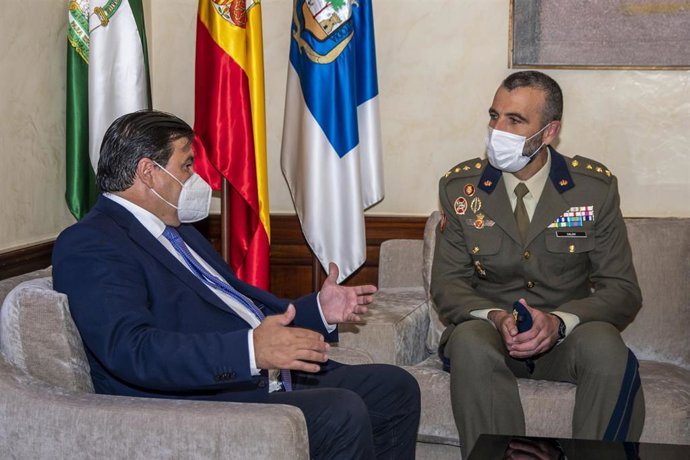 El alcalde de Huelva, Gabriel Cruz, recibe al coronel jefe de la Guardia Real, Juan Manuel Salom.