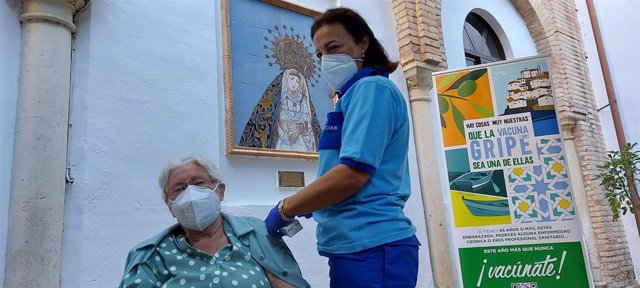 Personal sanitario comienza la campaña de vacunación de la gripe en una residencia de Córdoba.