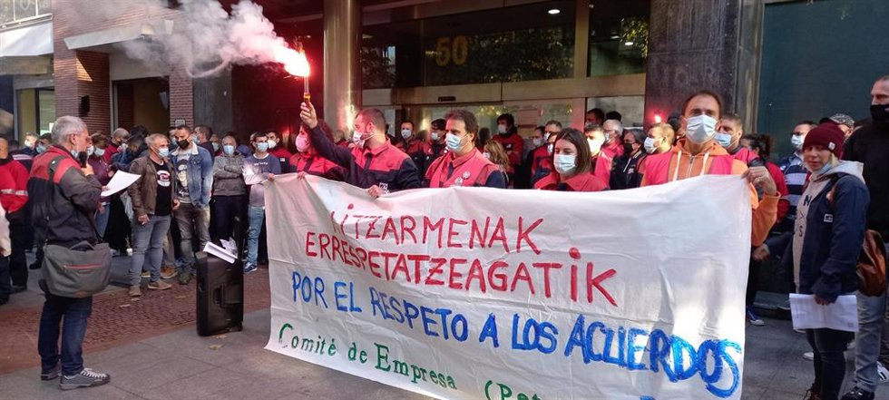 Concentración de trabajadores de Petronor en Bilbao