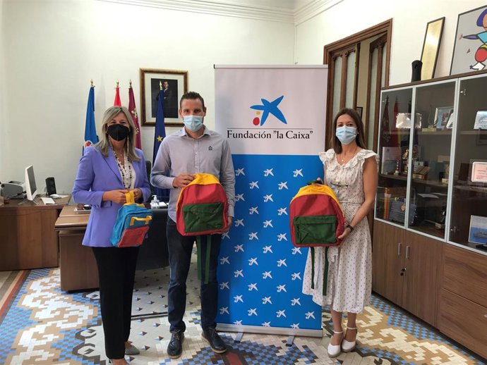 Foto (de izda. A dcha): la directora territorial de CaixaBank en Murcia, Olga García, el director del CEIP Ramón y Cajal, Diego Javier López, y la alcaldesa de Águilas, María del Carmen Moreno.