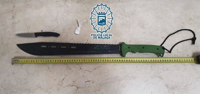 Detenido en Málaga por intentar atacar a varios policías locales con el cuchillo con el que apuñaló a un joven