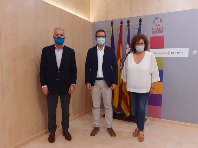 El gerente de la Fundación Palma 365, Pedro Homar, el alcalde de Palma, José Hila, y la concejal de Turismo, Sanidad y Consumo, Elena Navarro.