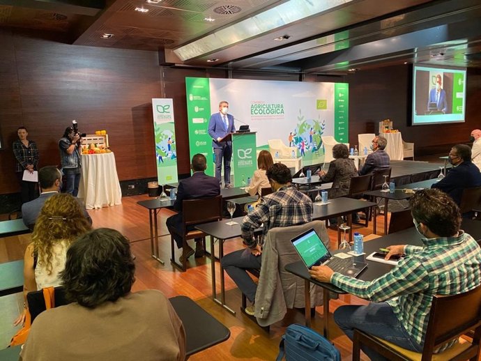 El consejero Antonio Luengo durante su intervención en el acto inaugural del Congreso de Agricultura Ecológica.