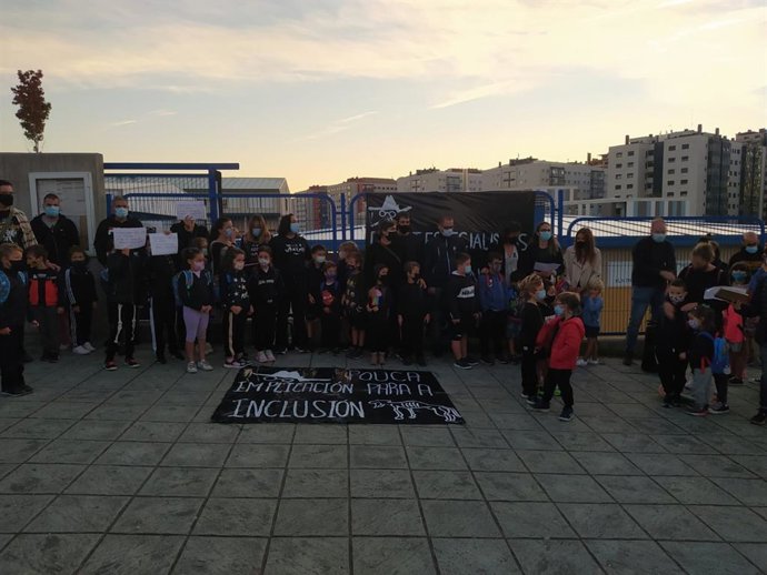 Padres y madres se concentran ante el acceso al CEIP Castelao de Vigo