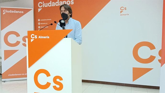 El coordinador provincial de Cs en Almería, Rafael Burgos, en rueda de prensa