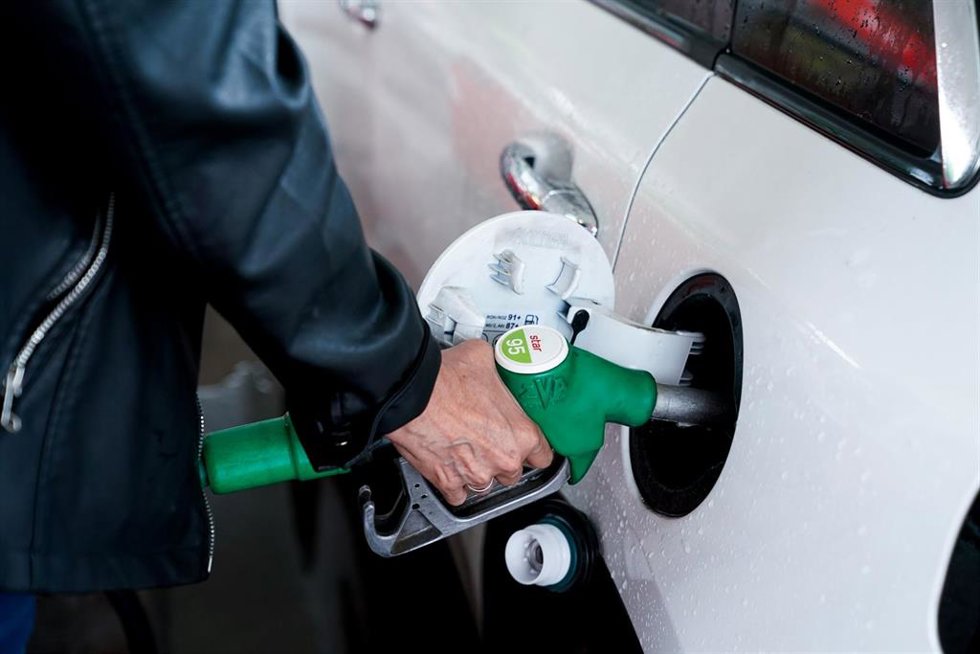 Archivo - Una mujer pone gasolina a su vehículo en una gasolinera.