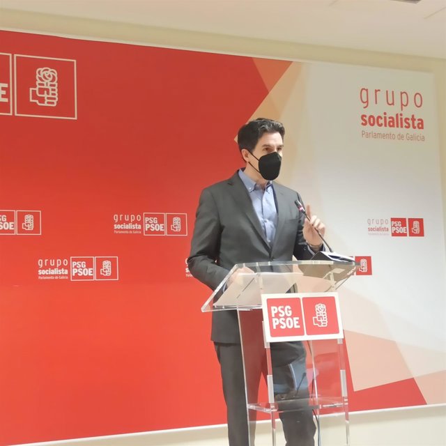 El viceportavoz parlamentario del PSdeG, Pablo Arangüena, en la rueda de prensa