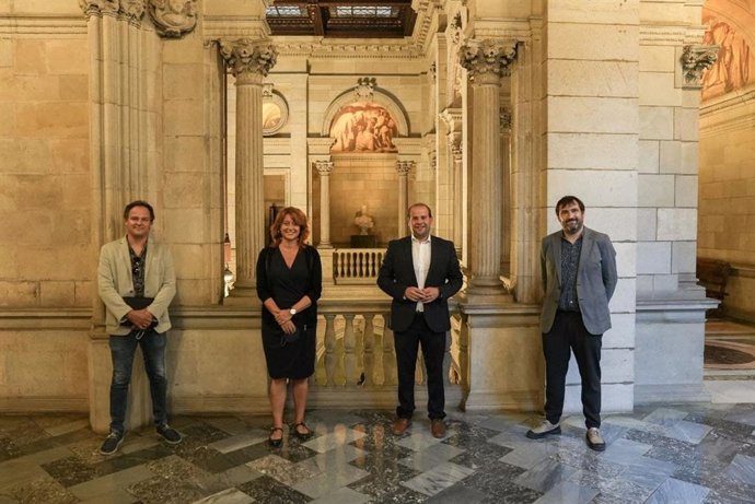 El conseller de Medio Ambiente y Territorio, Miquel Mir, y la presidenta del Patronato de la Fundación Barcelona Zoo, Laia Bonet.