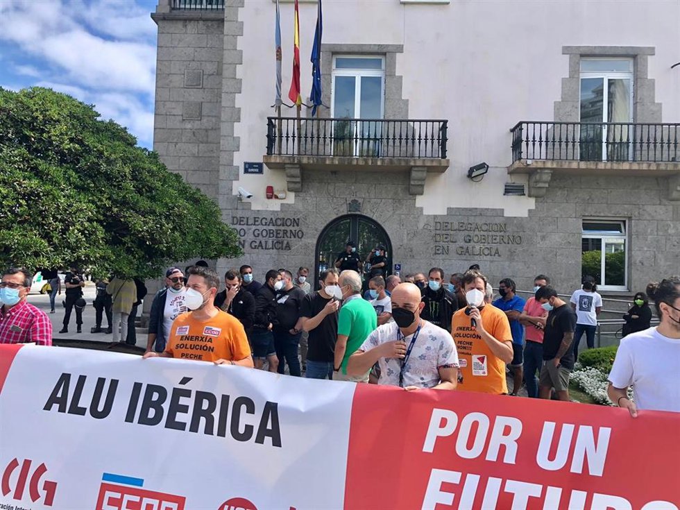Archivo - Concentración de trabajadores de Alu Ibérica en A Coruña