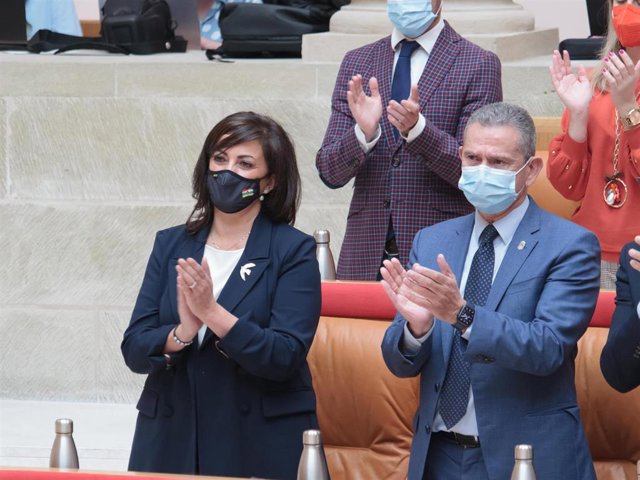 La presidenta del Gobierno de La Rioja, Concha Andreu (i),