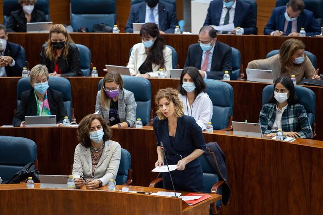 La portavoz del PSOE, Hana Jalloul, en una sesión de control al Gobierno regional, en la Asamblea de Madrid, a 14 de octubre de 2021