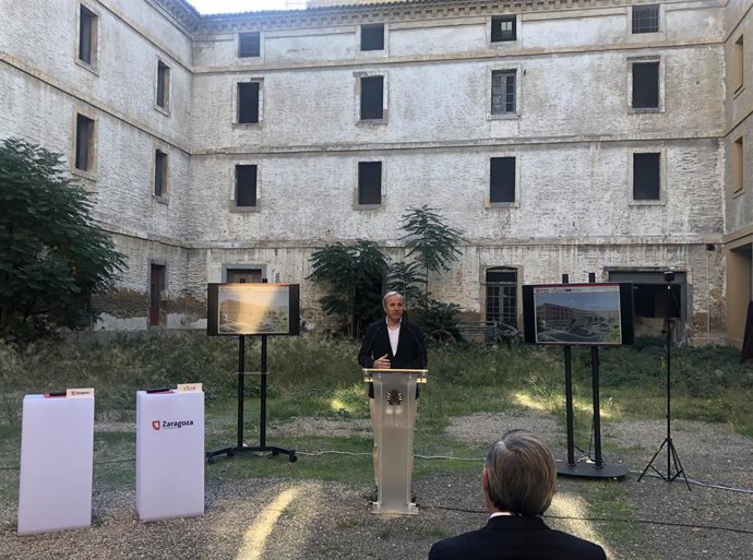 Jorge Azcón, alcalde de Zaragoza en la futura residencia de estudiantes de Pontoneros