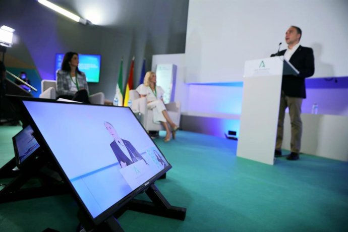 El consejero de la Presidencia, Administración Pública e Interior, Elías Bendodo, durante la inauguración del III Congreso Retos en la organización y gestión de las personas al servicio de las Administraciones Públicas y de la Dirección Pública'.