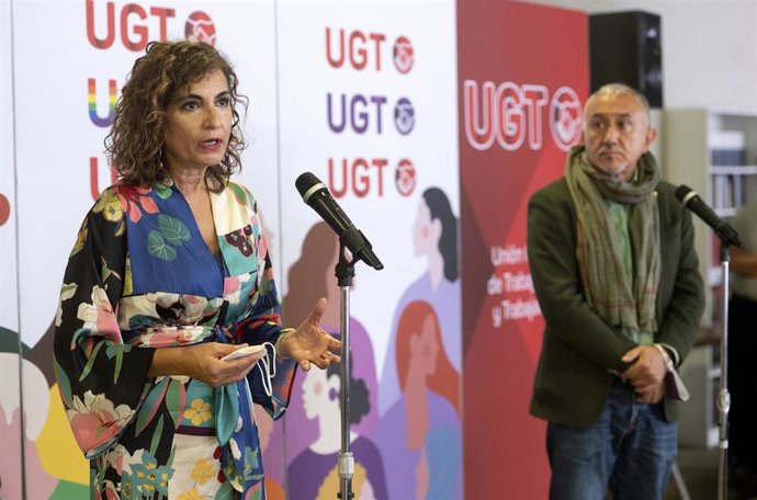 La ministra de Hacienda, Maria Jesús Montero, y el secretario general de UGT, Pepe Álvarez, en una rueda de prensa tras entregar los Presupuestos Generales del Estado (PGE) para 2022, en la sede de UGT, a 14 de octubre de 2021, en Madrid, (España). 