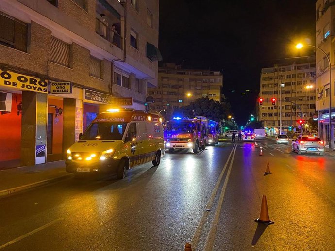 Asistidas cuatro personas y un bombero en un incendio de vivienda en Alicante