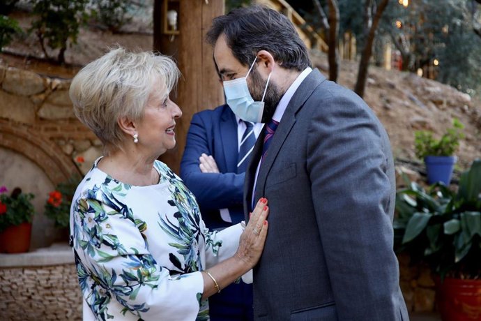 El presidente del PP en Castilla-La Mancha, Paco Núñez, y la presidenta nacional de AFAMMER, Carmen Quintanilla