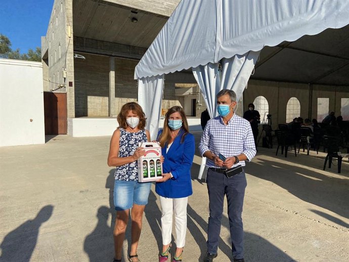 La presidenta de la Diputación de Cádiz, Irene García, durante su visita a Algodonales.