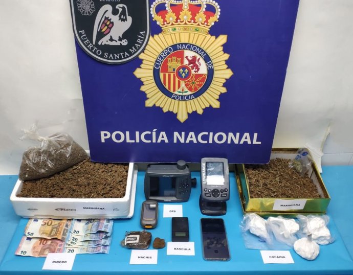 Droga y material intervenido por la Policía Nacional en El Puerto de Santa María.