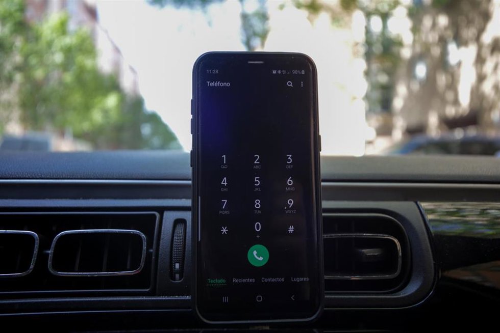 Archivo - Un 'smartphone' con el teclado abierto colocado en un coche, en Madrid (España) a 3 de mayo de 2020. La Comunidad de Madrid ha anunciado este sábado que monitorizará los desplazamientos de cerca de dos millones de madrileños a través de sus mó