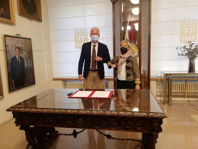 El Ayuntamiento de Logroño da 20.000 euros a la APR para un programa de lectura de prensa y el ciclo 'Más periodismo'