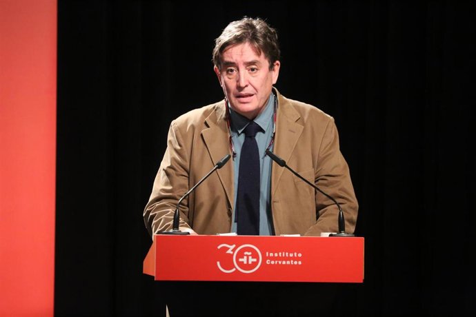 El director del Instituto Cervantes, Luis García Montero, interviene en un homenaje a Joaquín Sabina en el Instituto Cervantes, a 5 de octubre de 2021, en Madrid, (España). El Instituto Cervantes rinde este martes homenaje a Joaquín Sabina con una charl