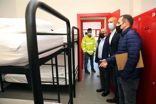 El alcalde de León, José Antonio Diez, y el concejal de Prevención, Extinción de Incendios y Salvamento, Álvaro Pola, visitan las obras de mejora del Parque Municipal de Bomberos de León.