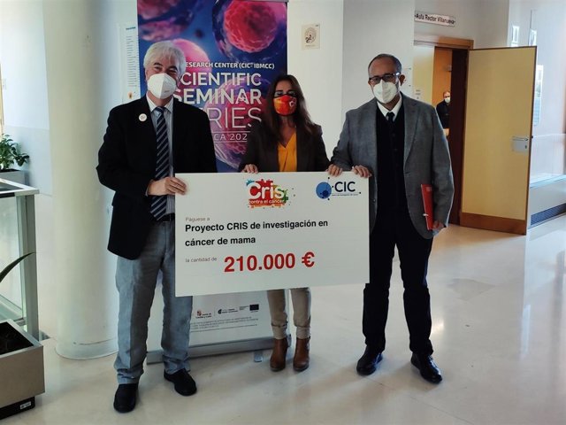 Entrega de una ayuda de 210.000 euros al CIC de Salamanca, aportada por la Fundación Cris, con la presencia del investigador Atanasio Pandiella, la representante de la Fundación, Marta Cardona, y el vicerrector de la USAL José Miguel Mateos, de I a D.