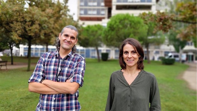 La doctora Ruth Rodríguez-Barrueco y el doctor David Llobet-Navs, del equipo de investigación en Cáncer Ginecológico del IDIBELL.