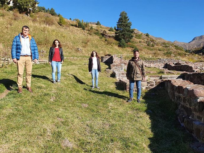 Responsables del departamento de Vertebración del Territorio, Movilidad y Vivienda del Gobierno de Aragón comprueban los trabajos de mantenimiento y mejora de varios tramos del camino francés del Camino de Santiago a su paso por Aragón