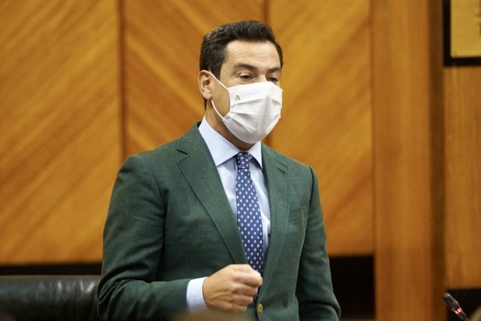 El presidente de la Junta de Andalucía, Juanma Moreno, en el Pleno del Parlamento, este jueves.