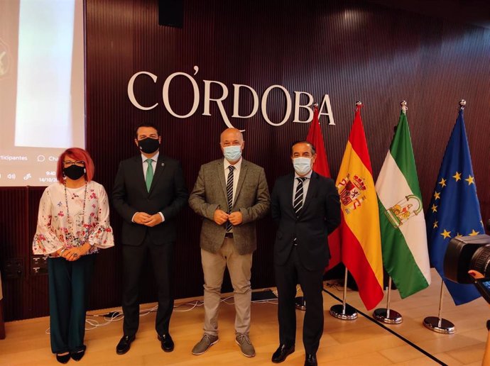 El presidente de la Diputación y vicepresidente de la FAMP, Antonio Ruiz (segundo por la dcha.), junto a Briones (dcha.), Bellido y Muela.