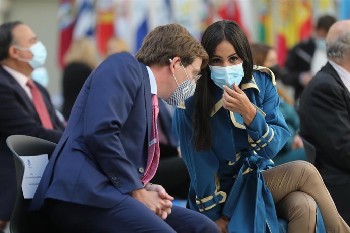 El alcalde de Madrid, José Luis Martínez-Almeida, conversa con la vicealcaldesa de Madrid, Begoña Villacís.