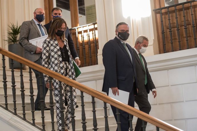 Representantes de los empresarios de la hostelería, Cetursa, la Alhambra, la Junta y el Puerto, en la sede del Gobierno andaluz