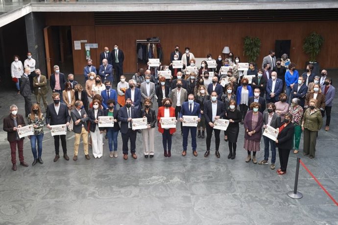 Los grupos parlamentarios posan en un acto contra la pobreza en el Parlamento de Navarra.