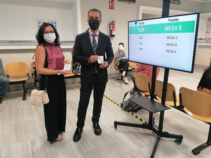 El delegado territorial de Turismo, Regeneración, Justicia y Administración Local, Javier Millán, en el Registro Civil de Sevilla capital.