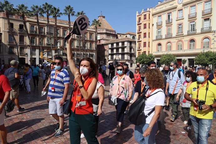 Varios turistas pasean por la calles de Málaga, después de que haya atracado un crucero con más de seis mil cruceristas durante el puente de la Hispanidad a 12 de octubre de 2021 en Málaga (Andalucía). La ocupación de los hoteles de la ciudad, se encuen