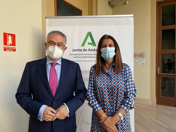 El secretario general para el Turismo de la Junta de Andalucía, Manuel Muñoz, junto a la delegada territorial de Turismo, María Jesús Herencia.