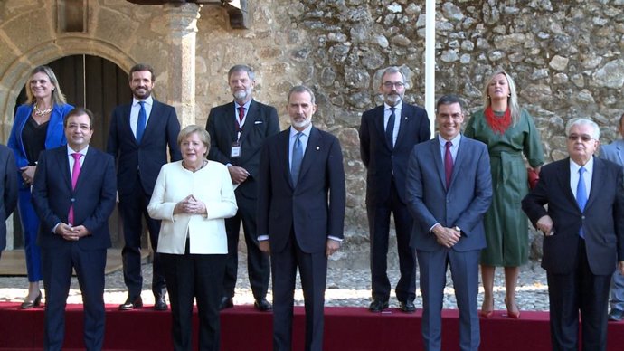 Foto de familia en el Monasterio de Yuste para la entrega del Premio Carlos V a la canciller alemana Angela Merkel