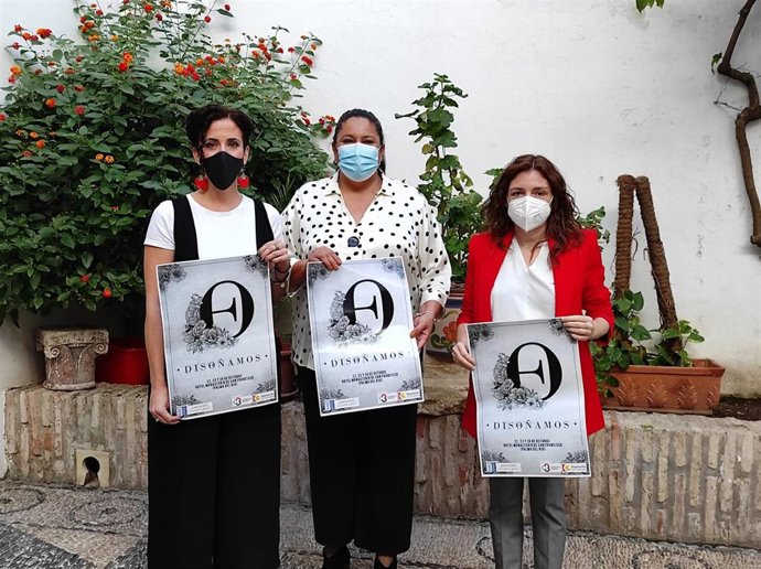 La presidenta de Iprodeco, Dolores Amo (centro), en la presentación de 'Disoñamos'.