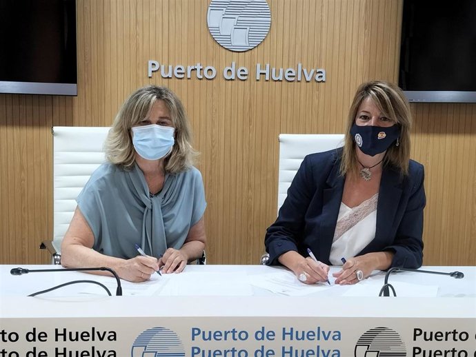 La presidenta del Puerto de Huelva, Pilar Miranda, y la presidenta de la Asociación Española contra el Cáncer en Huelva, Gloria Puy.