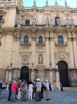 Archivo - Turistas ante la Catedral de Jaén en una imagen de archivo.