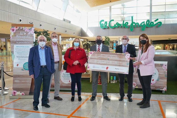 Puerto Venecia suma 2.500 euros en alimentos para completar la recogida solidaria de la Ofrenda de Frutos.