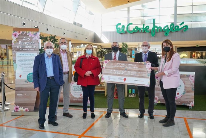Puerto Venecia suma 2.500 euros en alimentos para completar la recogida solidaria de la Ofrenda de Frutos.