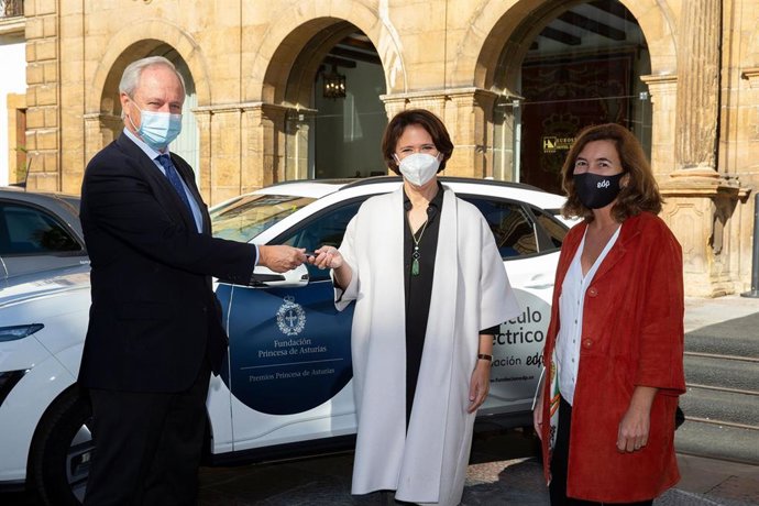 Oviedo. 14/10/2021. La Fundacion EDP hace entrega de los vehiculos que pone a disposicion de la Fundacion Princesa de Asturias para la celebracion de los Premios Princesa de Asturias 2021.