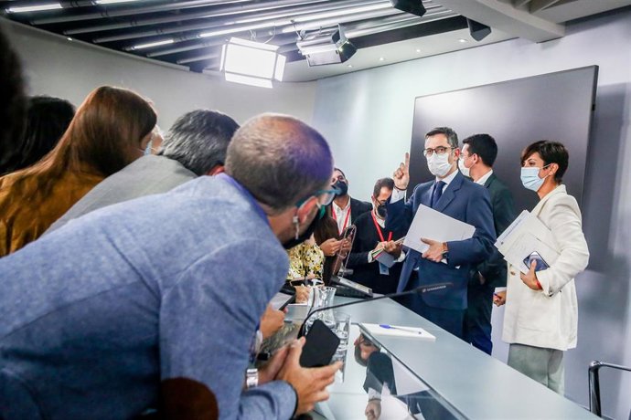 El ministro de la Presidencia, Relaciones con las Cortes y Memoria Democrática, Félix Bolaños, y la ministra de Política Territorial y portavoz del Gobierno, Isabel Rodríguez, atienden a los periodistas a su salida de una rueda de prensa posterior a una