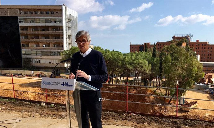 El conseller de Salut de la Generalitat, Josep Maria Argimon, davant les obres del nou campus Vall d'Hebron de Barcelona